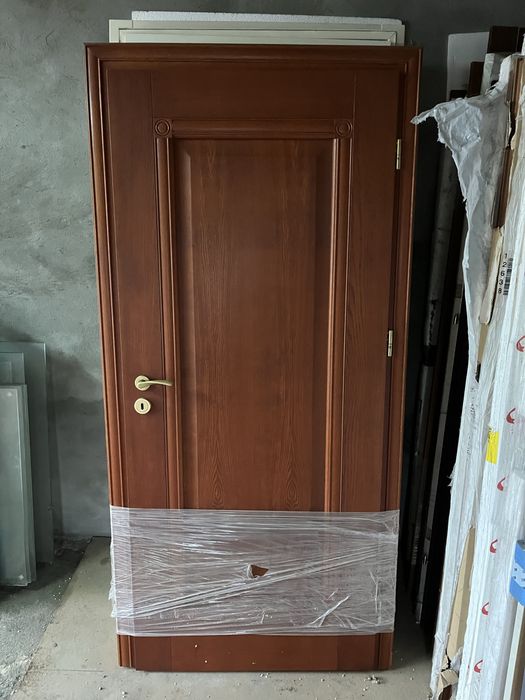 Masywne drewniane drzwi