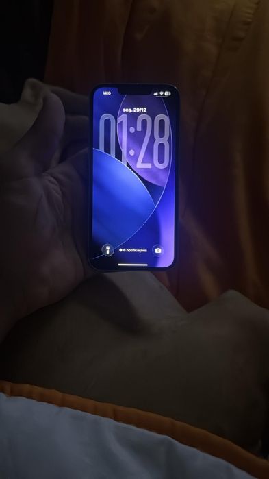 iPhone 13 em bom estado
