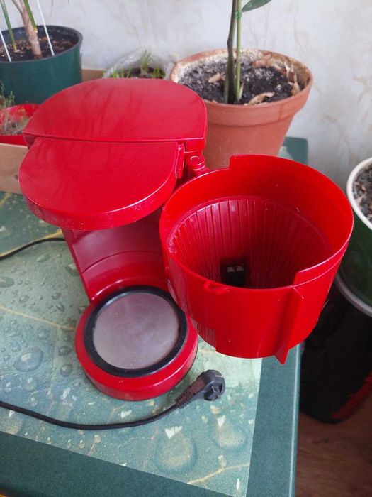 Кофеварка красного цвета ROWENTA