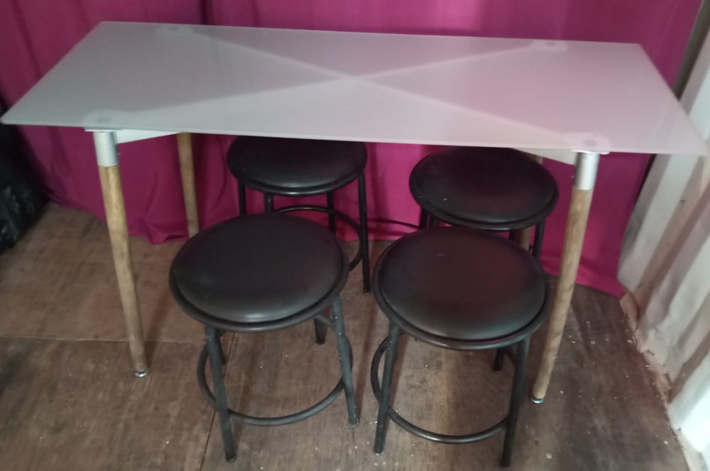 Conjunto de mesa e bancos