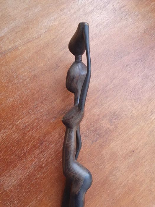 Estatueta em madeira de figura feminina