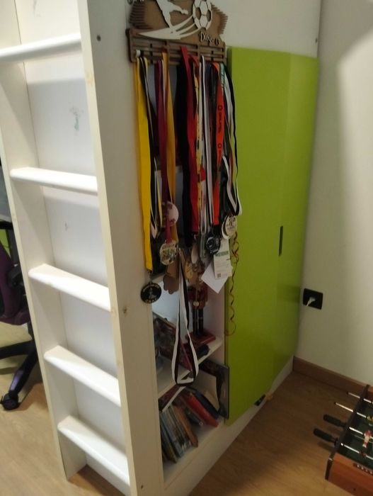 Cama alta, com secretária, móvel e colchão