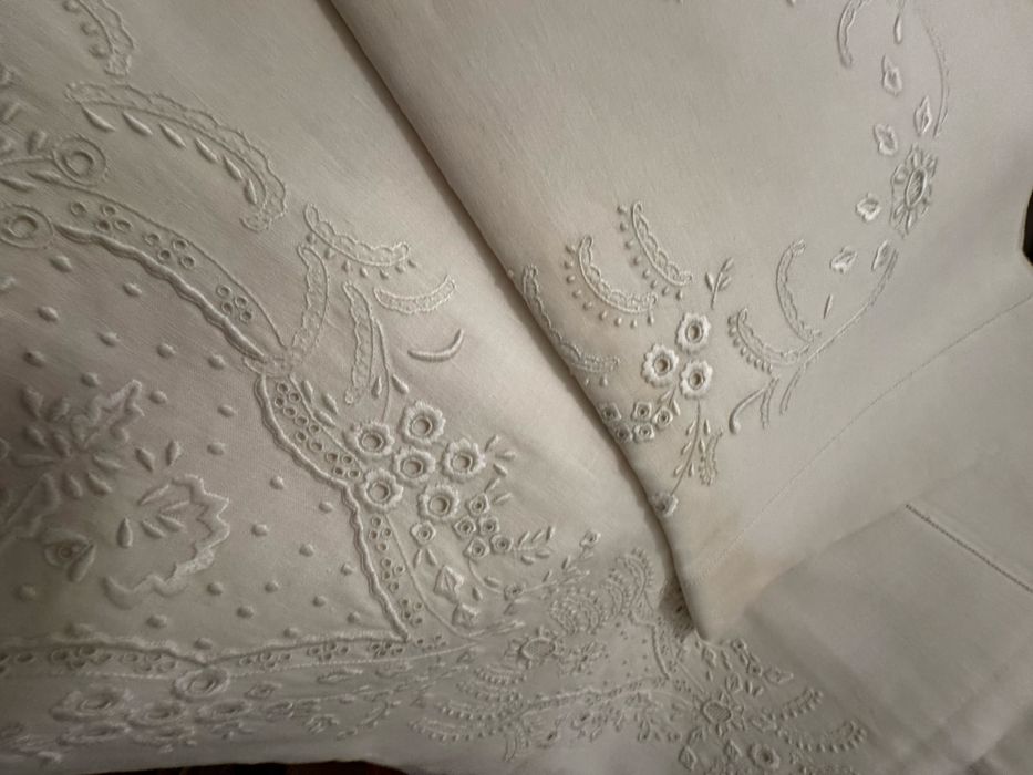 Novo Lençol de linho muito bordado com almofadas