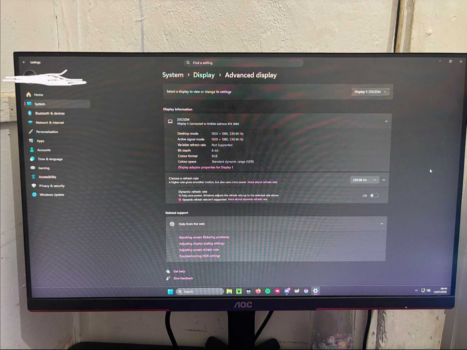 Setup Gaming Completo com 2 monitores, 1 teclado e 1 webcam