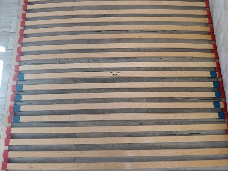 Materac z drewnianym stelażem 140x200 cm