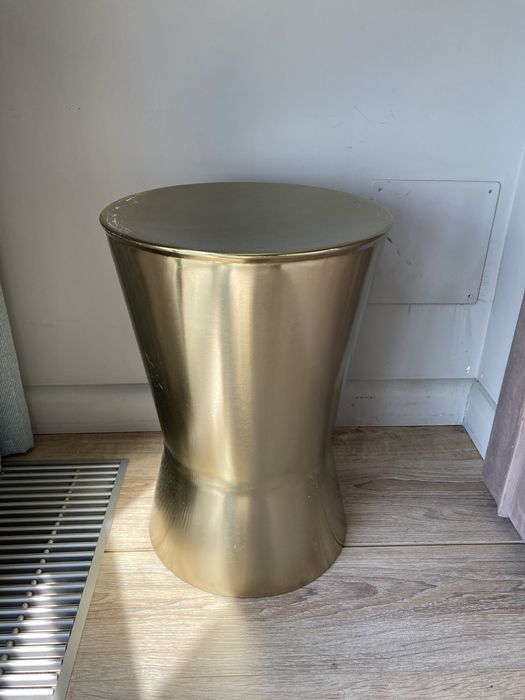 Приліжковий столик