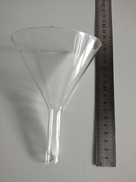 Лабораторна скляна лійка.