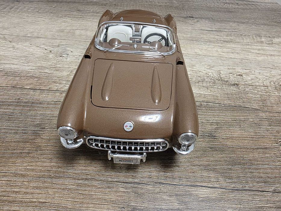 Chevrolet Corvette 1957 1:18 Maisto