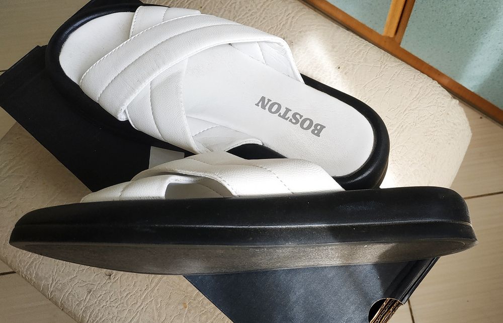 Кожаные шлепанцы белые 36 р