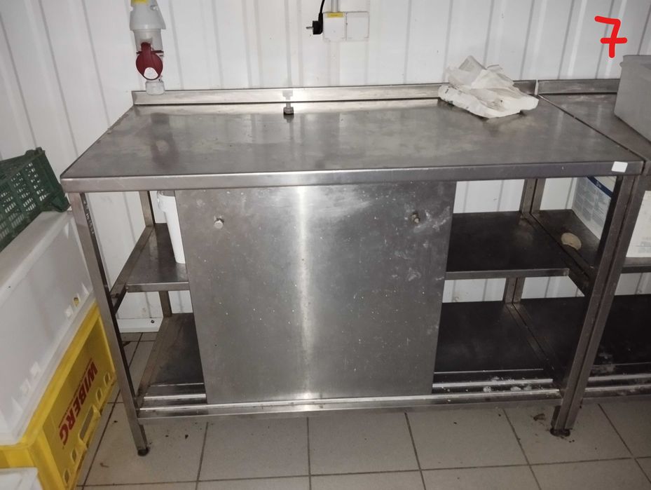продам металеві шафи, виробничі стелажі, столи
