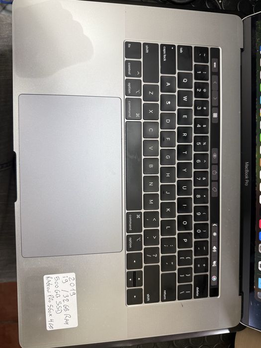 Portátil Apple MacBook Pro A1990 i9 32GB RAM 500GB SSD Grafica AMD Pro 560x 4GB