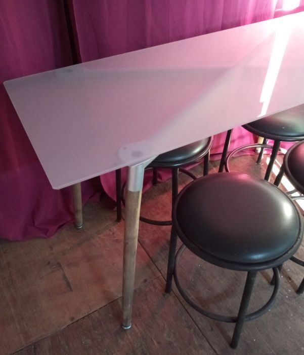 Conjunto de mesa e bancos
