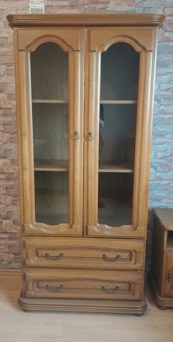 Zestaw 3 dębowych mebli do salonu - witryna rogowa, witryna, komoda.