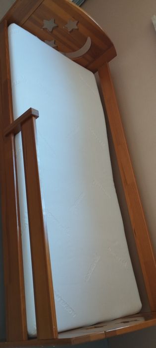 Sosnowe łóżeczko dziecięce