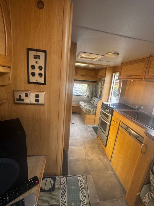 Caravana Lunar quasar 525 com Avancado  grande e motor com telecomando