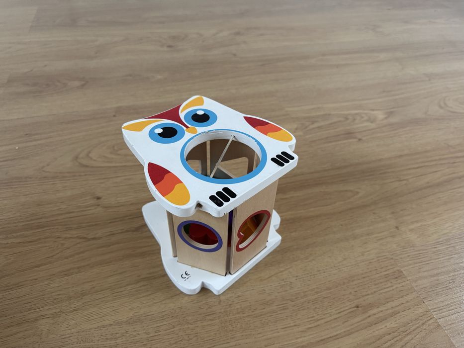 Mocho de madeira com atividades para bebé