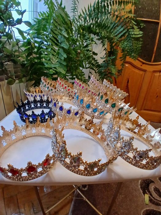 Обручі, діадеми, корони на голову, торт, свято