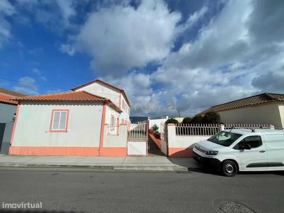 Exclusiva Moradia T4 Inserida em Lote de 753,5 m² nos Arrifes