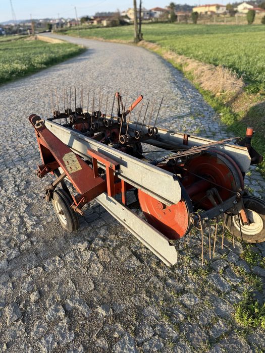 Virador/juntador de feno