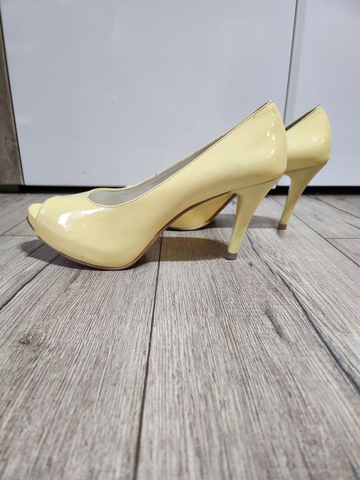 Szpilki lakierkowe cytrynowe Bożena Tanio