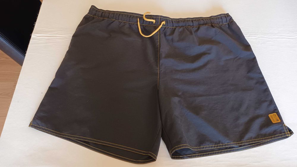 Calções em preto da Tribord