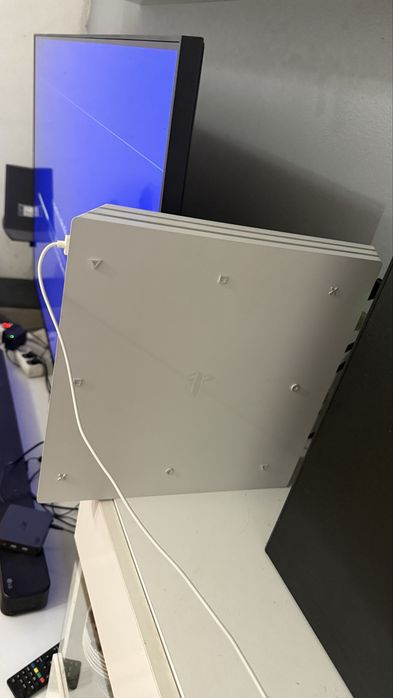 Vendo ou troco ps4 pro branca 1tb