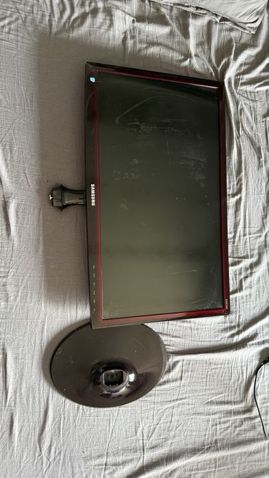 Samsung S24C300 — 24” Full HD