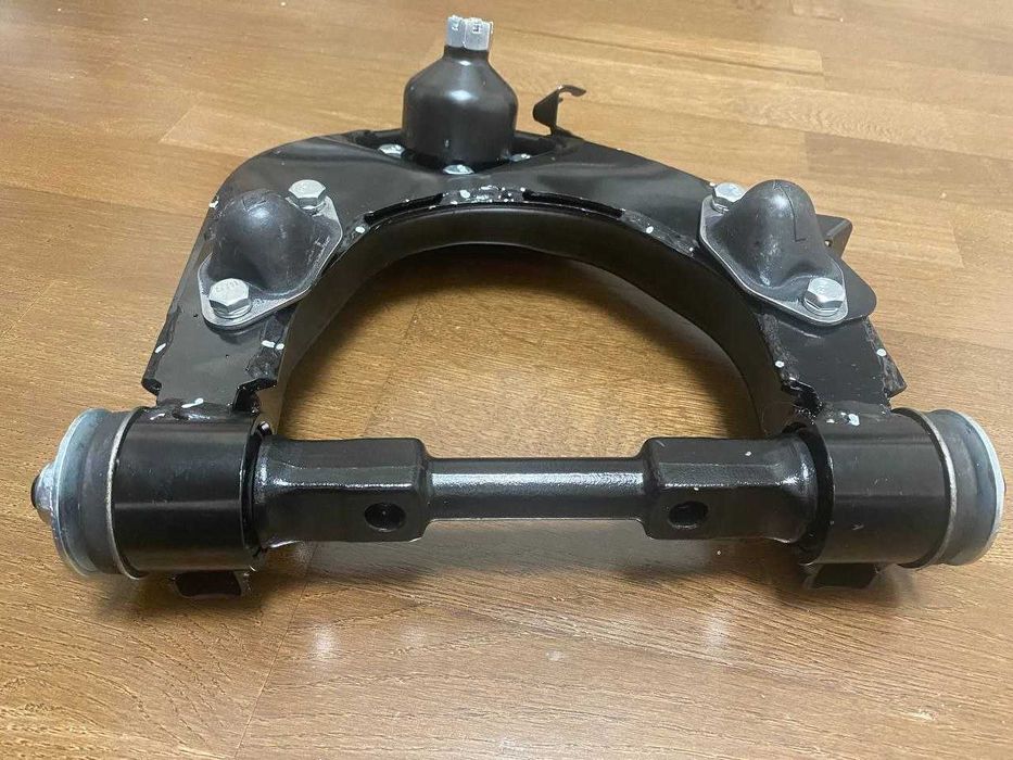 Важелі підвіски передній верхній/нижній таракан