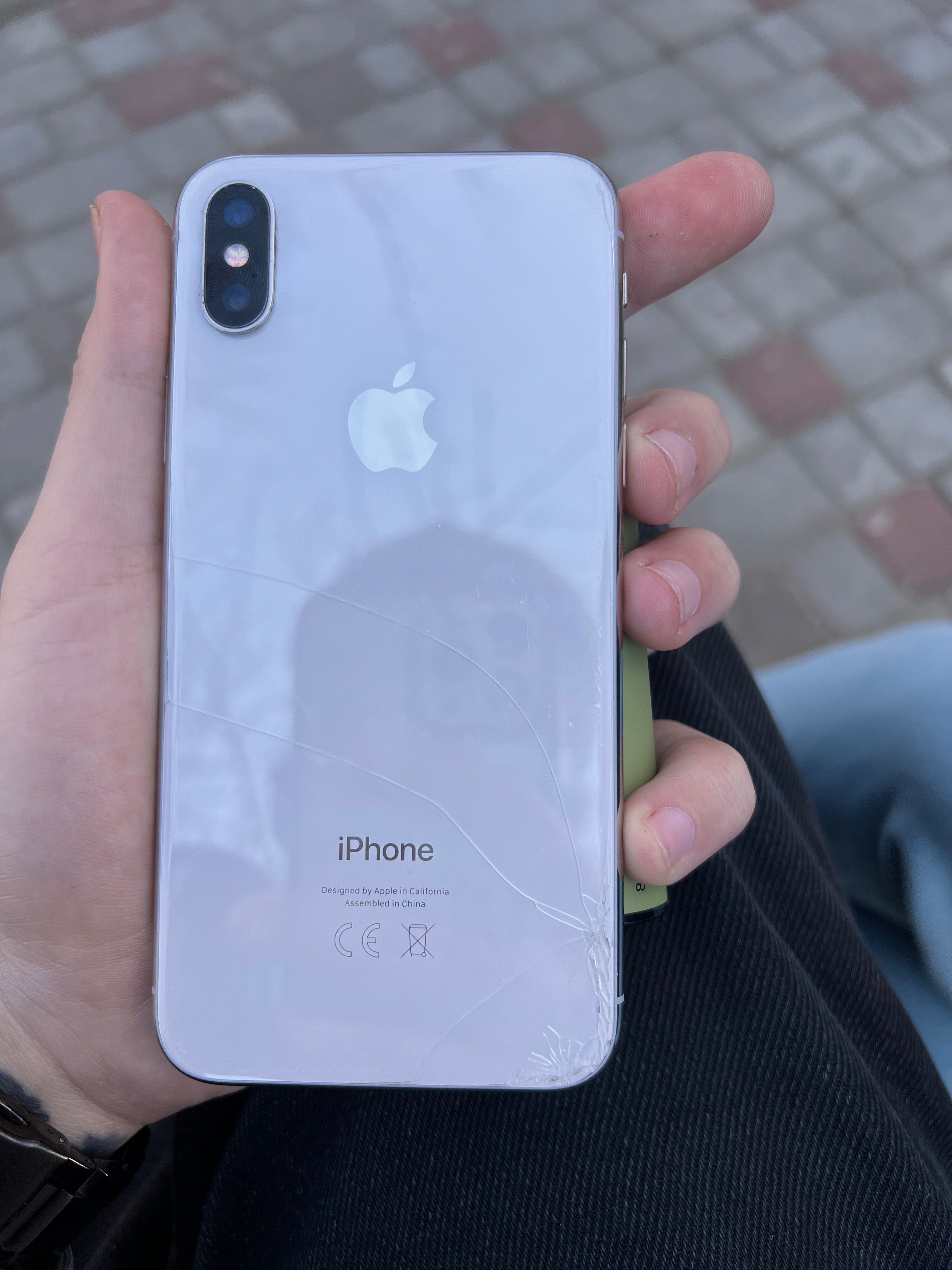 Айфон X/64 працює все є тріщини на склі взаді та спереді: 3 000 грн ...