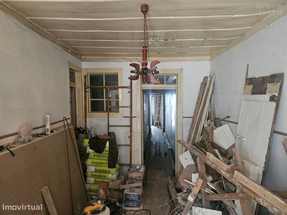 Vendo T2 para remodelação em predio totalmente remodelado