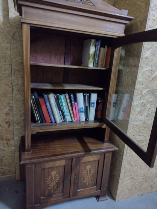 Stara biblioteczka secesyjna