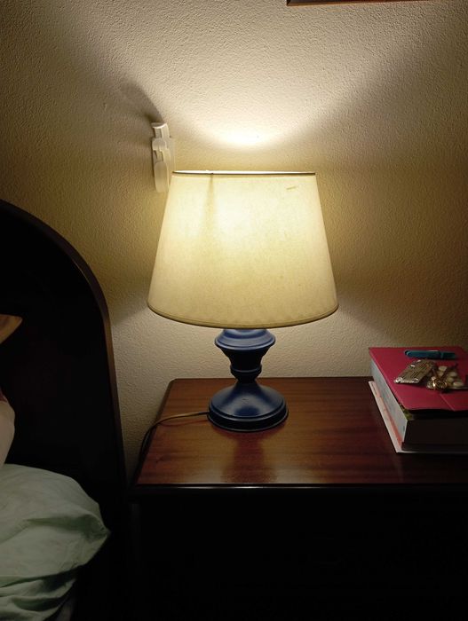 Candeeiros quarto em azul com abajur branco sujo