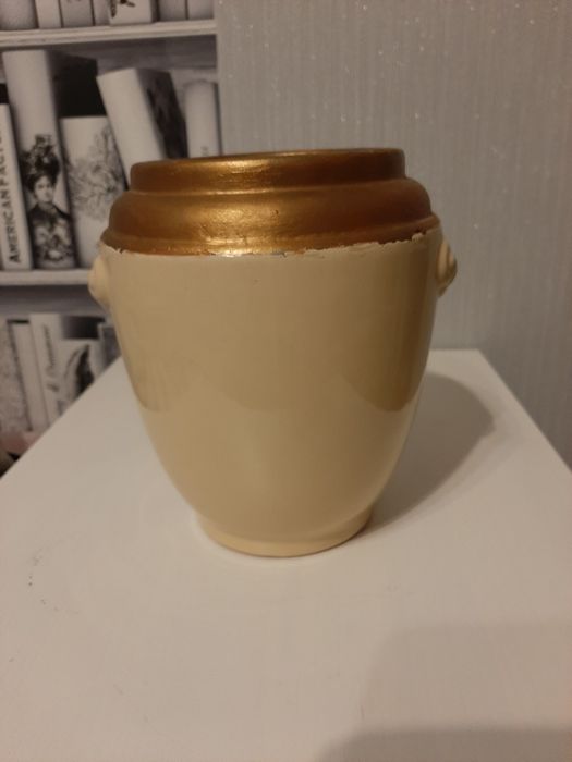 Wazon ceramiczny w klasycznym stylu.