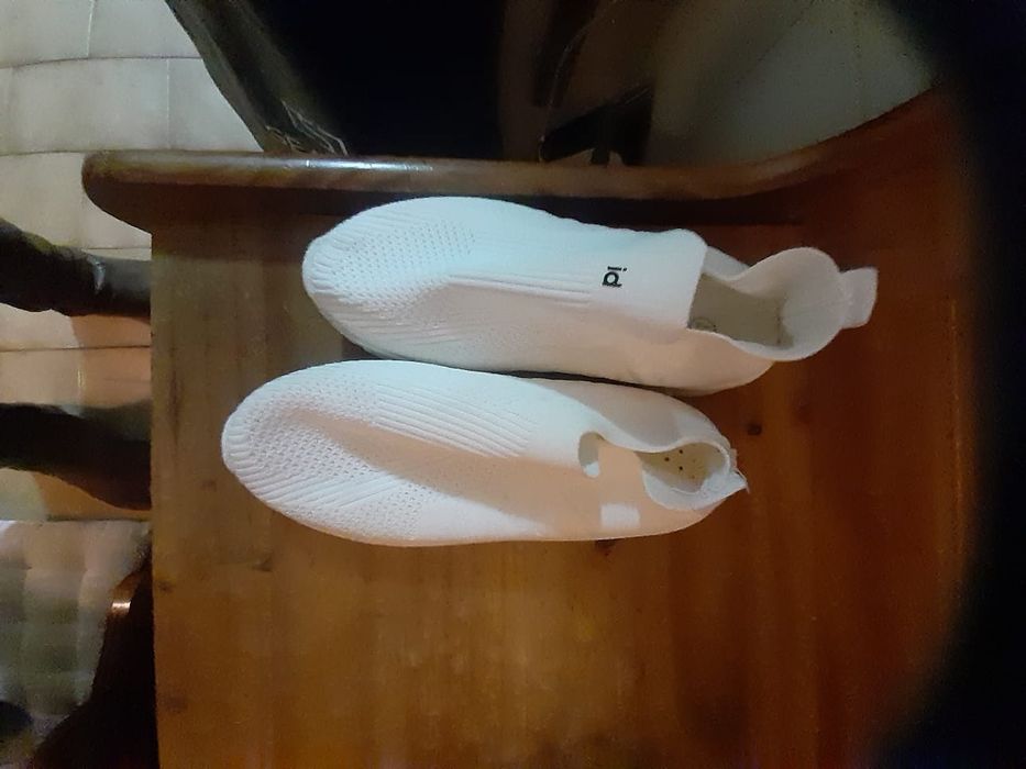 Tênis 36 brancos e uns dourados