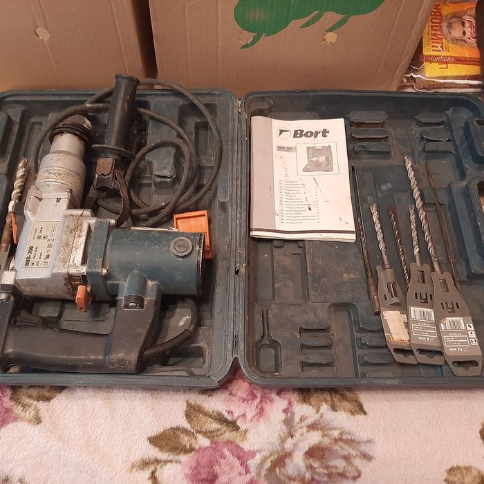 Продам перфоратор BORT BHD 700