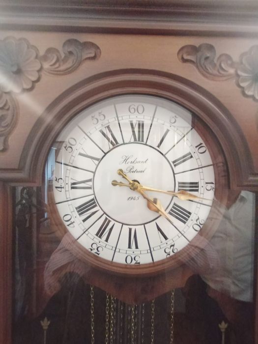 Relógio de parede com armário