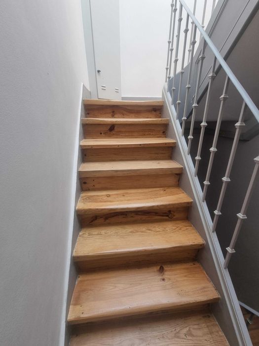 Afagamento de escadas em madeira.
