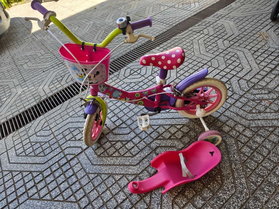 Bicicleta Minnie 12" em bom estado, com ou sem suporte de bonecas extra