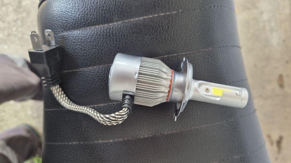 1 Lampada H4 ( +1 que nao funciona)