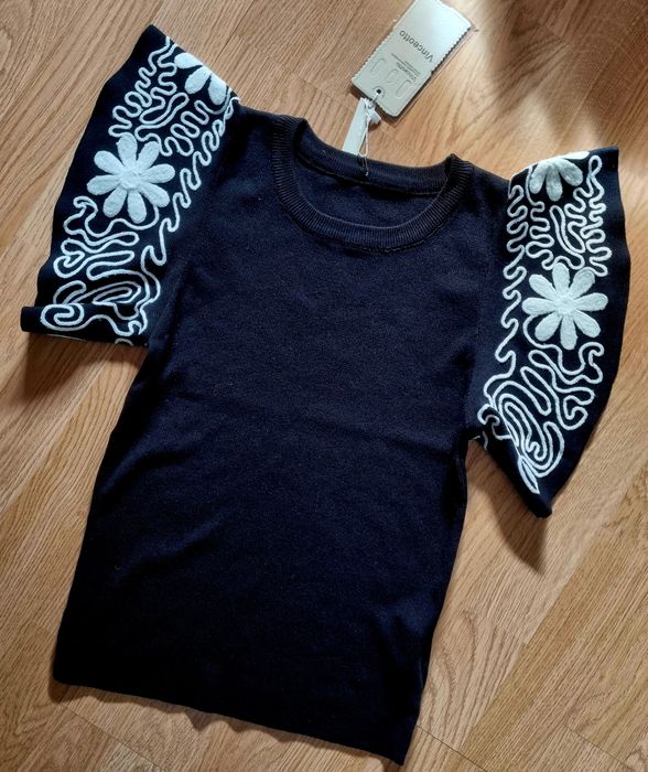 Camisola em malha preta com mangas abalonadas bordadas a branco. TU
