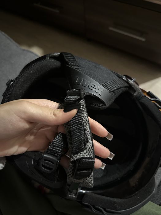 Лижний шолом чорного кольору з окулярами