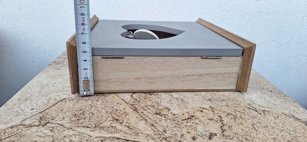 Zamykana drewniana skrzynka na klucze z sercem pomieści 6 kluczy boho