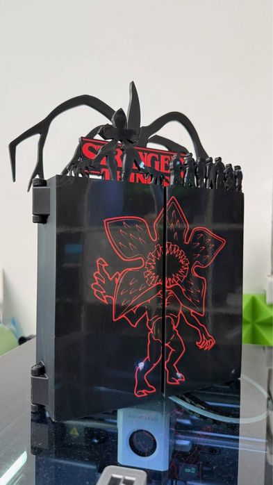 В наявності Підставка дивні дива для кіндерів