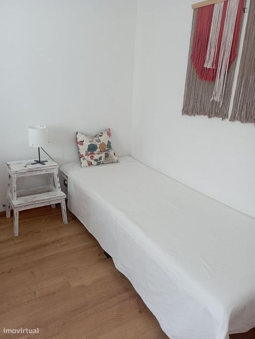 Quarto - localizado em Carcavelos Lisbon