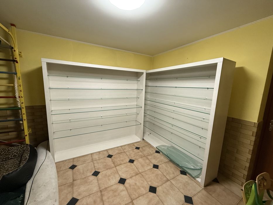 Продаються два стелажі з скляними полицями