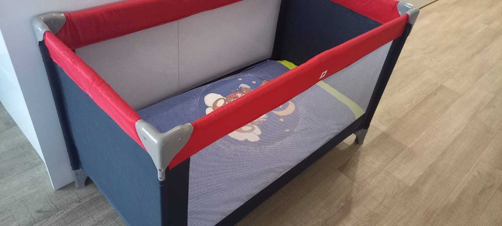 Berço criança + colchão + edredon e roupa de cama