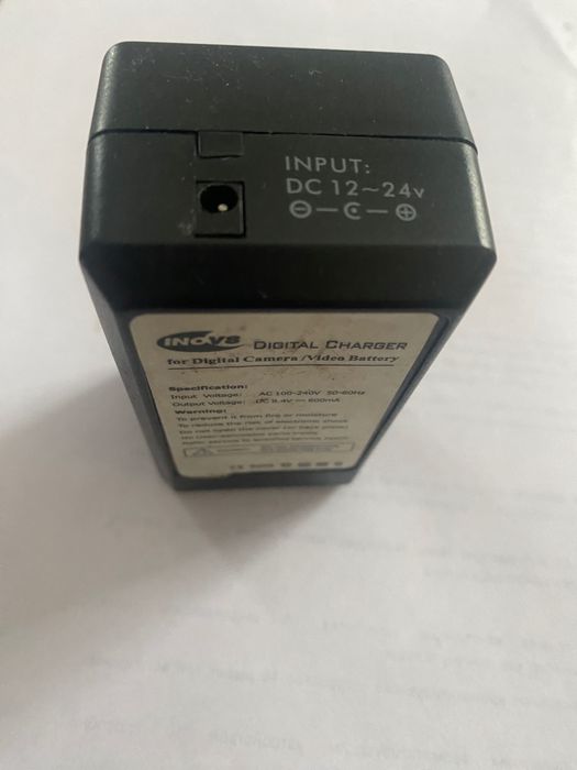Зарядний пристрій для відеокамери.
