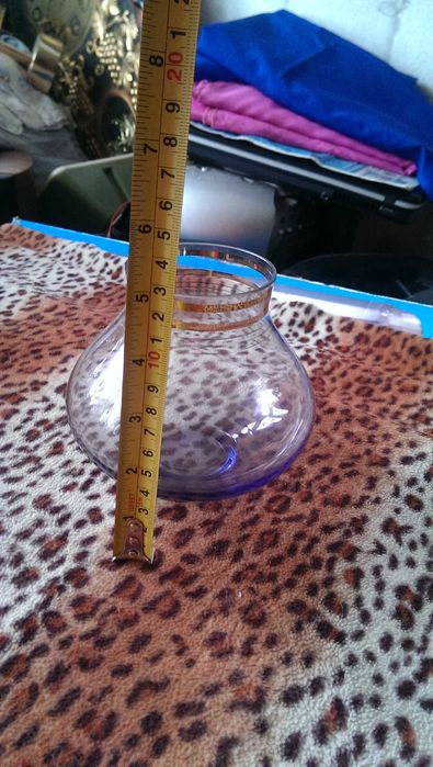 Винтажная ваза из цветного стекла с позолотой 1965 год сервантое хране