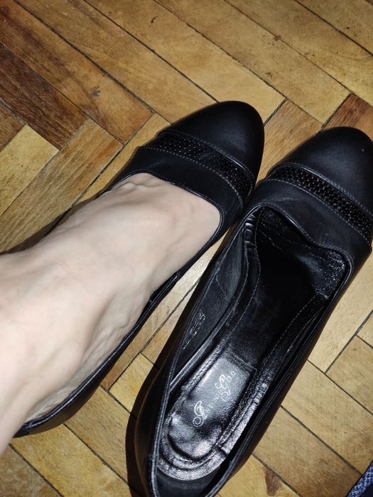 Шкіряні туфлі на невисоких підборах