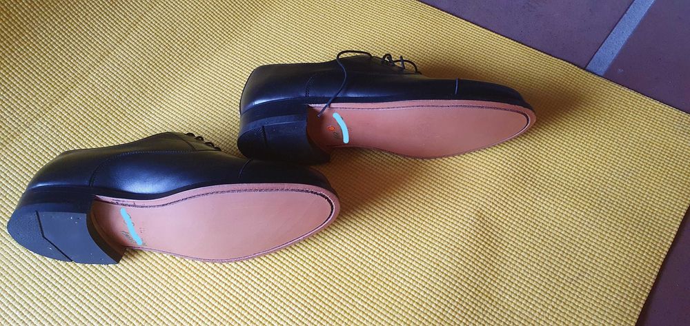 Sapatos modelo militar.